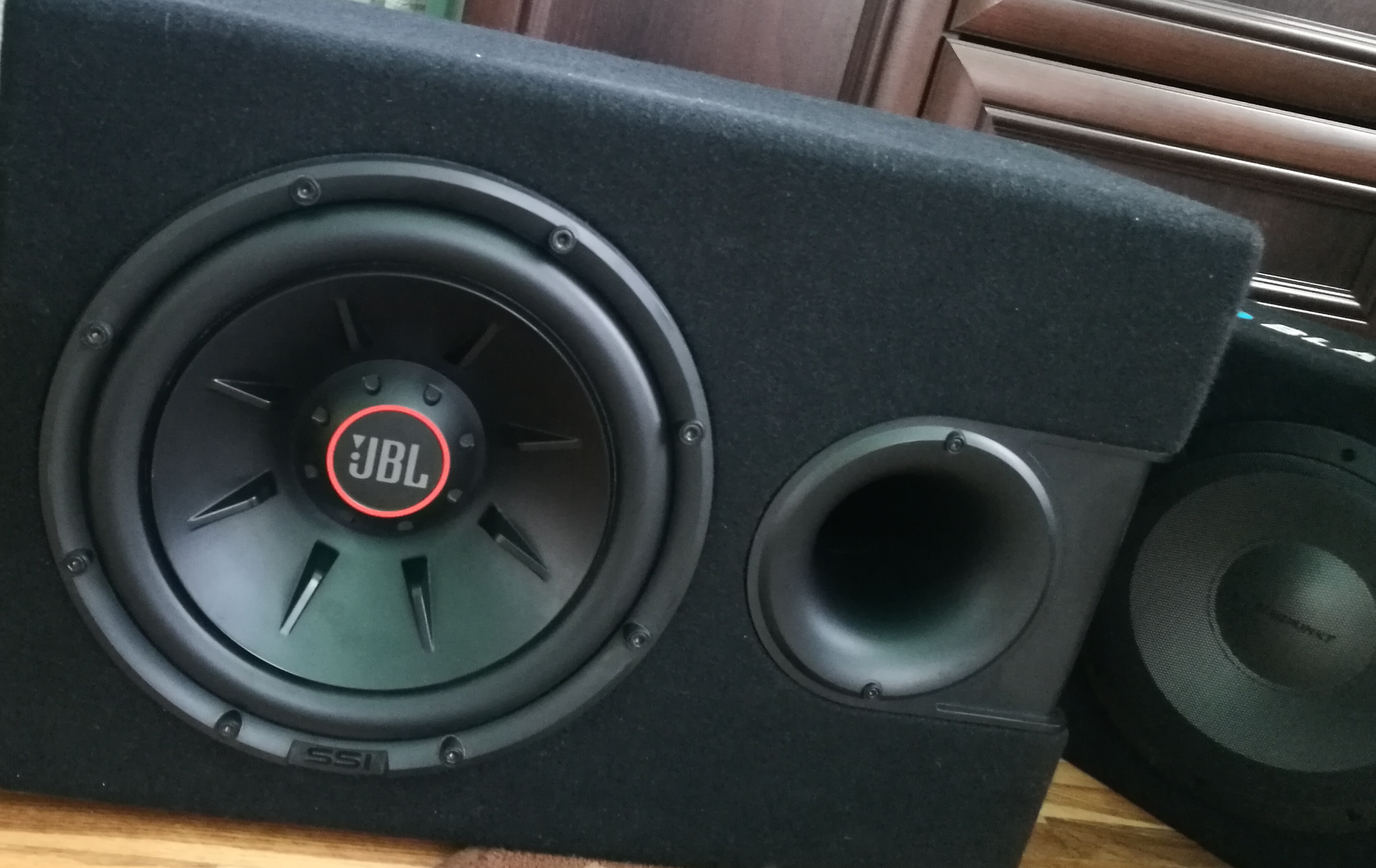 Skrzynia basowa JBL S21224SS gra cicho membrana nieruchoma, co robić?