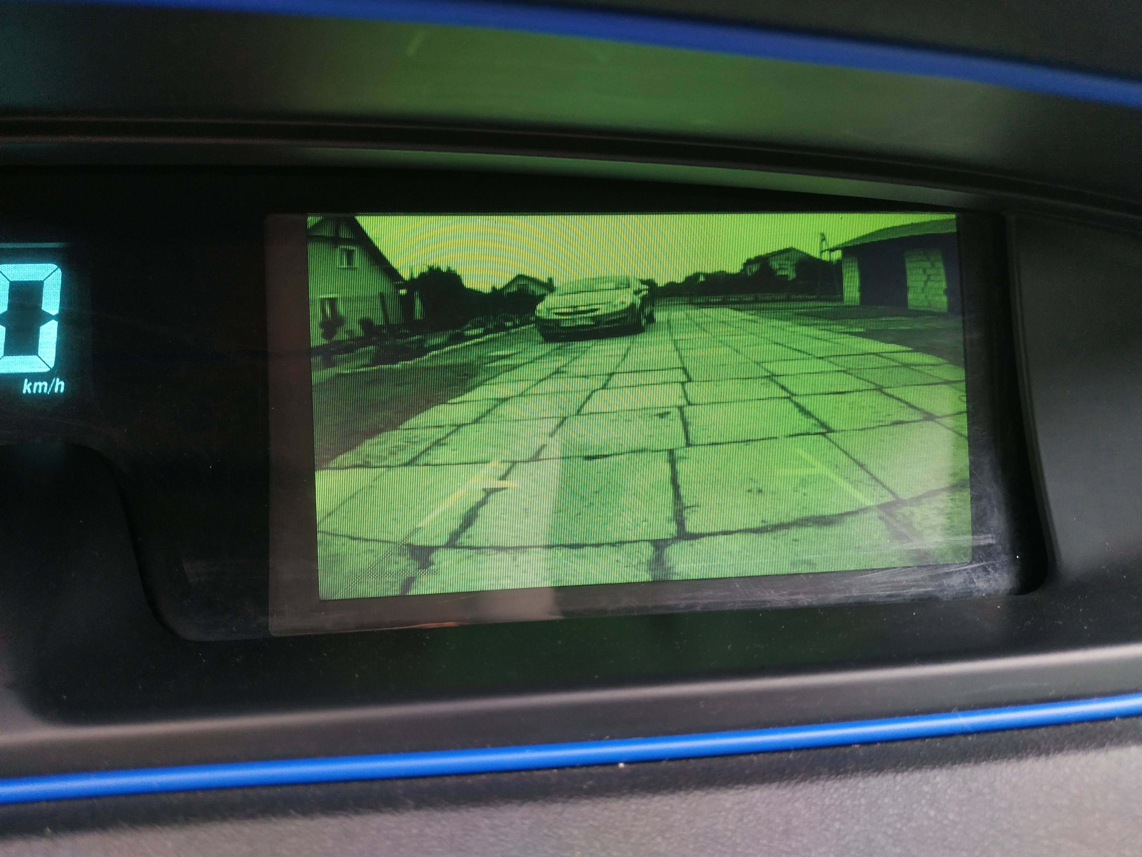 [Rozwiązano] Carminat 8000 Kamera cofania podłączenie. Jaki przekaźnik?