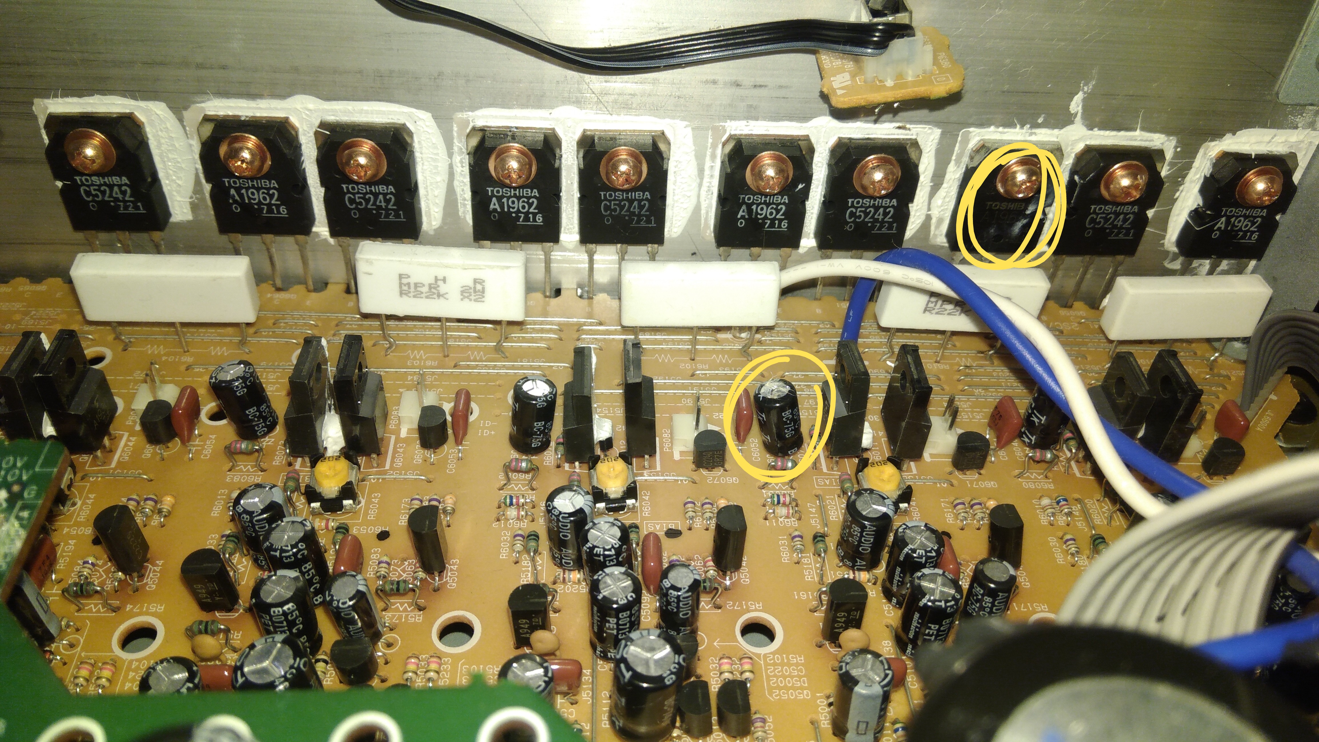 Onkyo ht-r508 wyłącza się, wystrzelił kondensator po wymianie tranzystora.