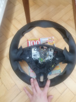 Jak i czym usunąć występujące fałdki/pozostałości po obszyciu kierownicy?