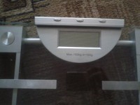 Jak zresetować wagę łazienkową JBD 14048? Pokazuje 30 kg mniej