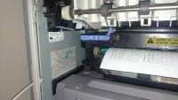 HP LaserJet serii 8150 - Papier nie wychodzi do końca