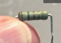 Jakie kolory powinien mieć rezystor 9,3 kΩ? Mój wskazuje 200 Ω z kodu