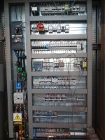 Nowa złączka WAGO TOPJOB S z dźwignią montowana na szynie rozdzielnicy.