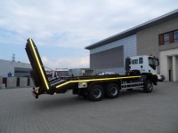 Wybór ciężarówki do przewozu aut i materiałów budowlanych - autolaweta czy plandeka?