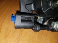 Montaż siłownika bagażnika w Corsie C 2003 z centralnym zamkiem - jak dorobić plastik?