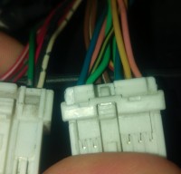 Identyfikacja kabli głośnikowych w Nissan Primera P12 Sedan