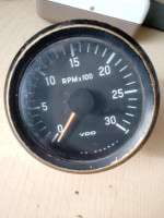 Jak podłączyć obrotomierz VDO? Sygnał na pin 4 - skąd?