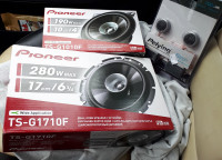 Dobry, sprawdzony, nie drogi wzmacniacz min. 800w pod głośniki