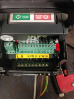 Podłączenie falownika 1-fazowego GOODDRIVE: czy zmostkować kabel zasilający bez fazy z uziemieniem?