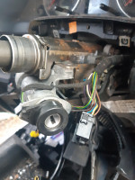 Jak zdjąć stacyjkę Passat b5 fl. Z tymi dwoma kołeczkami jak je wybić?