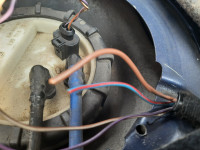 Seat Leon 2004 1.9 TDI - Nieprawidłowe odczyty wskaźnika paliwa, błąd czujnika, przewody odcięte