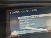 Jak zastąpić nawigację na wyświetlaczu w Renault Scenic II z 2008 roku?