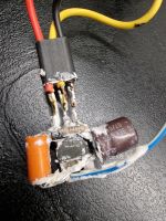 Jak podłączyć żółty przewód w kontrolerze elektrozaworu 12V?