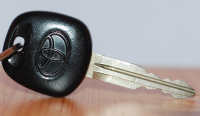 Toyota Yaris I - Difficulty Turning Key in Ignition: Worn Key or Ignition Issue?