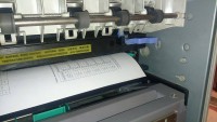 HP LaserJet serii 8150 - Papier nie wychodzi do końca