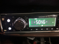 Jak zmienić bas głośników w radiu Dignity NCD-9807?