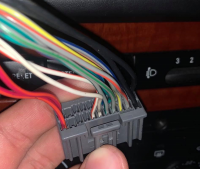 Jeep WK - podłączenie radia 2din omijając wzmacniacz