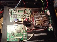 Identyfikacja urządzenia z gniazdami VGA, USB, CF, audio, video, 12V, S-Video