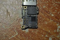 Iphone 5s does not turn on, the black screen vibrates under the charger