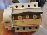 Podłączenie wyzwalacza 406278 Legrand do wyłącznika p.poż. - instrukcja