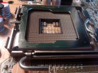 Asus P5K - Wygięte piny po zbyt mocnym przymocowaniu chłodzenia CPU.