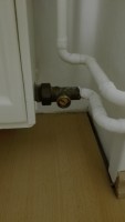 Identifying a Non-Heating Radiator Valve Type in a Rented Apartment