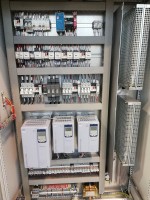 Nowa złączka WAGO TOPJOB S z dźwignią montowana na szynie rozdzielnicy.