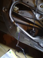 Jak podłączyć alarm bloker do siłowników w Toyota Yaris 1 gen 2005 1.0?