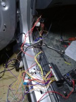 Jak podłączyć alarm bloker do siłowników w Toyota Yaris 1 gen 2005 1.0?