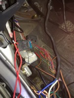 Jak podłączyć alarm bloker do siłowników w Toyota Yaris 1 gen 2005 1.0?