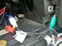 Jak podłączyć subwoofer w samochodzie? Nie gra po przeniesieniu.