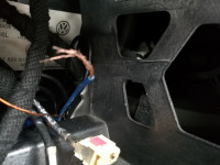 Jak podłączyć subwoofer w samochodzie? Nie gra po przeniesieniu.