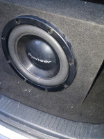Jak podłączyć subwoofer do wzmacniacza w Mazda cx7 (2.2 diesel)?