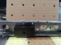 BMW X5 e53 z chińskim radiem - jak podłączyć głośniki bez wzmacniacza?