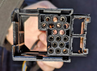 BMW X5 e53 z chińskim radiem - jak podłączyć głośniki bez wzmacniacza?