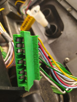 Peugeot 205 - niepodłączone gniazda przy osłonie bezpieczników, jak sprawdzić ich przeznaczenie?