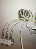 Czy tanie rozgałęźniki antenowe mogą powodować zanikanie sygnału w dekoderach cyfrowego Polsatu?