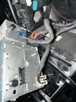 Lokalizacja pinów i możliwość podłączenia AUX do radia w Passacie B6 2007r. - Pomoc!