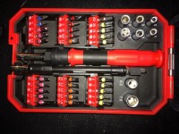 Porównanie zestawów wkrętaków na małe bity.