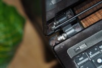 Jak skutecznie skleić brakujący kawałek obudowy laptopa ASUS K53U