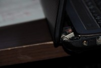 Jak skutecznie skleić brakujący kawałek obudowy laptopa ASUS K53U