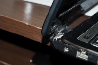 Jak skutecznie skleić brakujący kawałek obudowy laptopa ASUS K53U