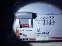 Differential Supply Orientation: Top or Bottom Powering for Three-Phase Current?