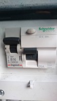 Differential Supply Orientation: Top or Bottom Powering for Three-Phase Current?