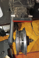 Kugoo G2 Pro - Tylne koło odchylone w lewo, nierównomierne zużycie klocków, skrzywiony wahacz L