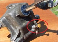 Opel Corsa B - Funkcja pomarańczowego przycisku przy wybieraku?