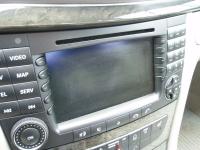 Ekran nawigacji w samochodzie - porysowany