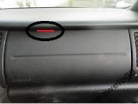 Opel Vectra B 96r - Metalowa blaszka przy poduszce powietrznej pasażera