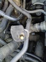 Skoda Octavia 1.6 2008 r. - Rozerwana obudowa termostatu.